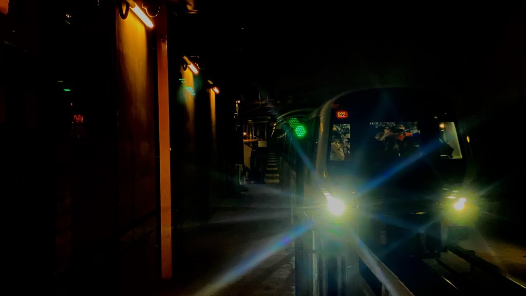 On expansions and&nbsp;contractions